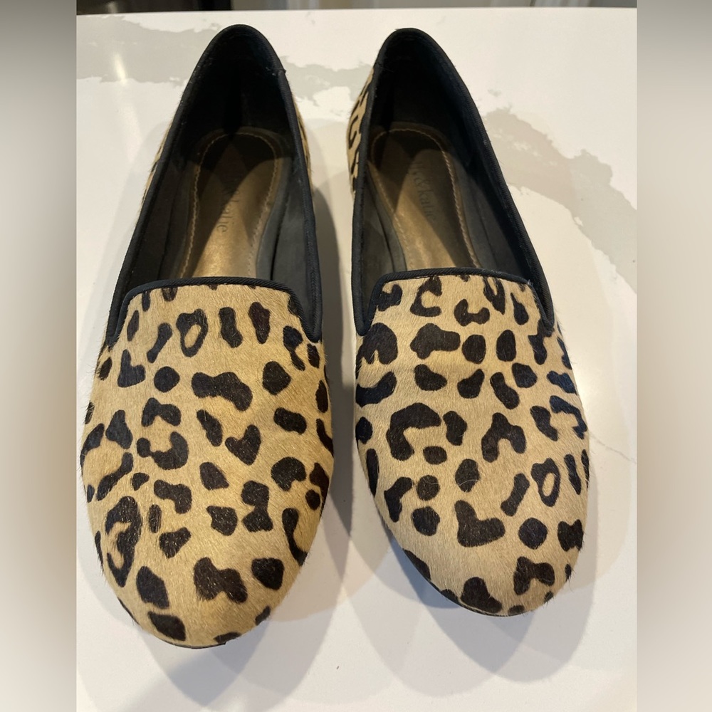 Leopard print flat
